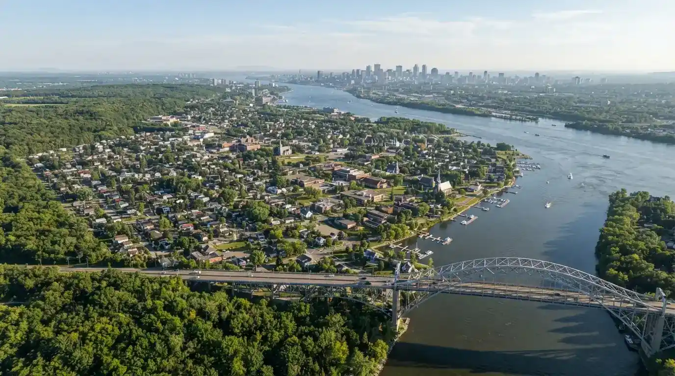 Vue aérienne de la réserve mohawk de Kahnawake, rive sud du fleuve Saint-Laurent, avec le pont Mercier et Montréal en arrière-plan